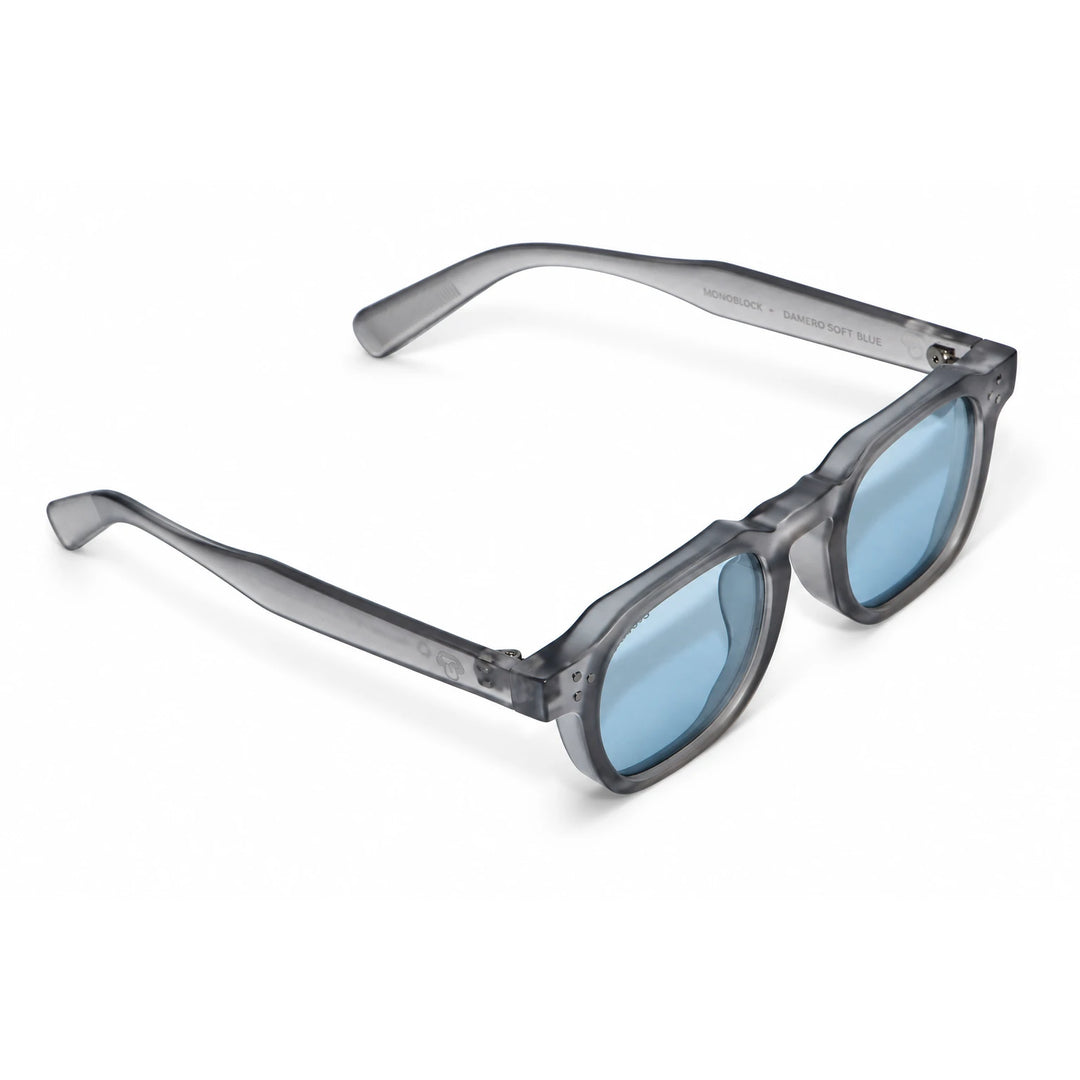 Lentes de sol Bonoboss Damero Blue vista lateral con varillas abiertas armazón plástico reciclado RPET #editorial_lateral #color_blue