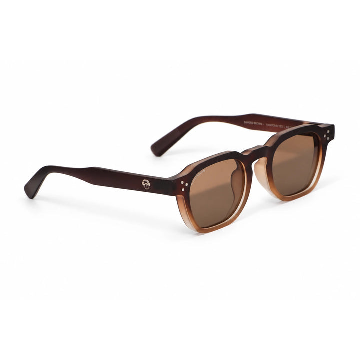 Lentes de sol Bonoboss Damero Brown vista tres cuartos armazón plástico reciclado RPET #editorial_angulo45 #color_brown