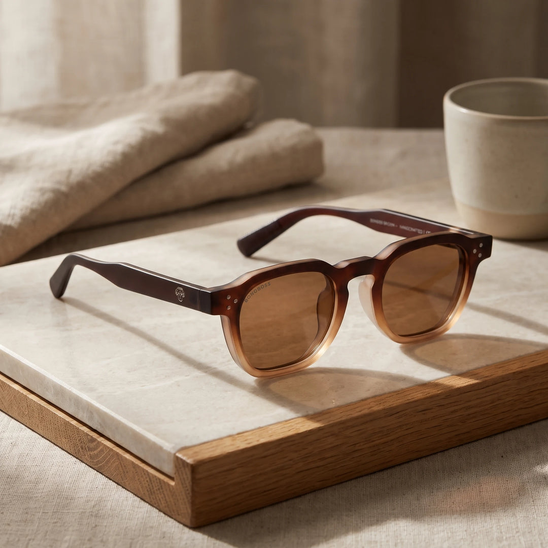 Lentes de sol Bonoboss Damero Brown sobre piedra y roble con luz de ventana #editorial_sustentabilidad #color_brown