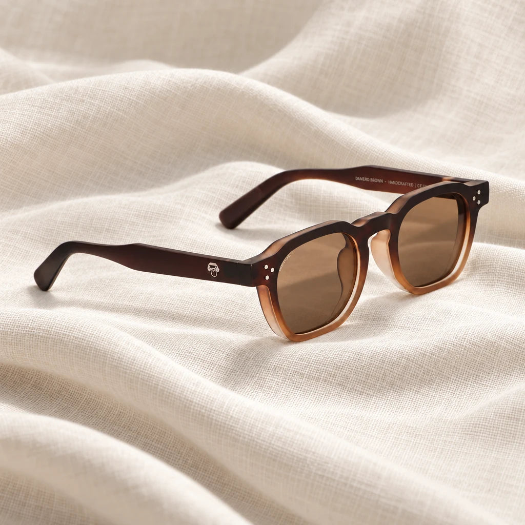 Lentes de sol Bonoboss Damero Brown en contexto de estilo de vida #color_brown