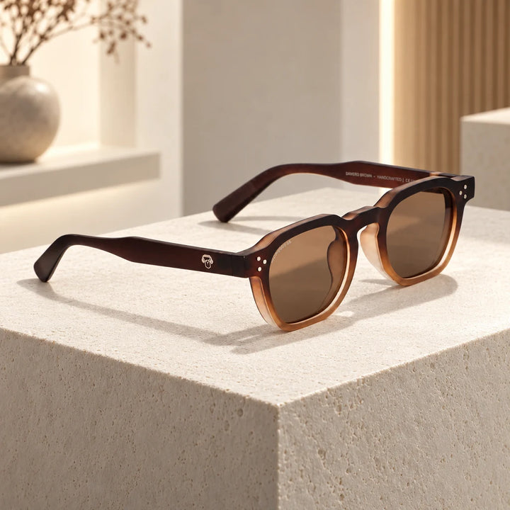 Lentes de sol Bonoboss Damero Brown en contexto de estilo de vida #color_brown