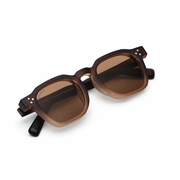 Lentes de sol Bonoboss Damero Brown armazón plegado vista superior armazón plástico reciclado RPET #editorial_plegado #color_brown