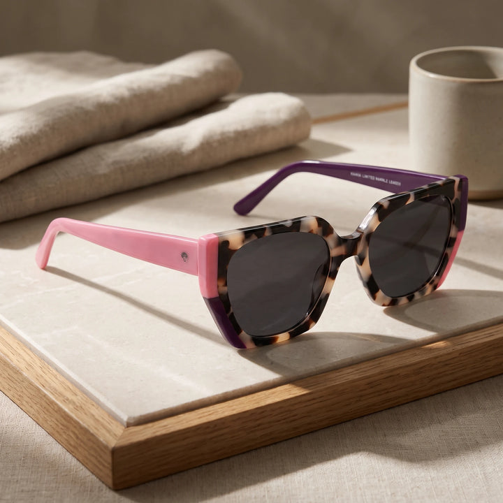 Lentes de sol Bonoboss Di Trevi Marble sobre piedra y roble con luz de ventana #editorial_sustentabilidad #color_marble