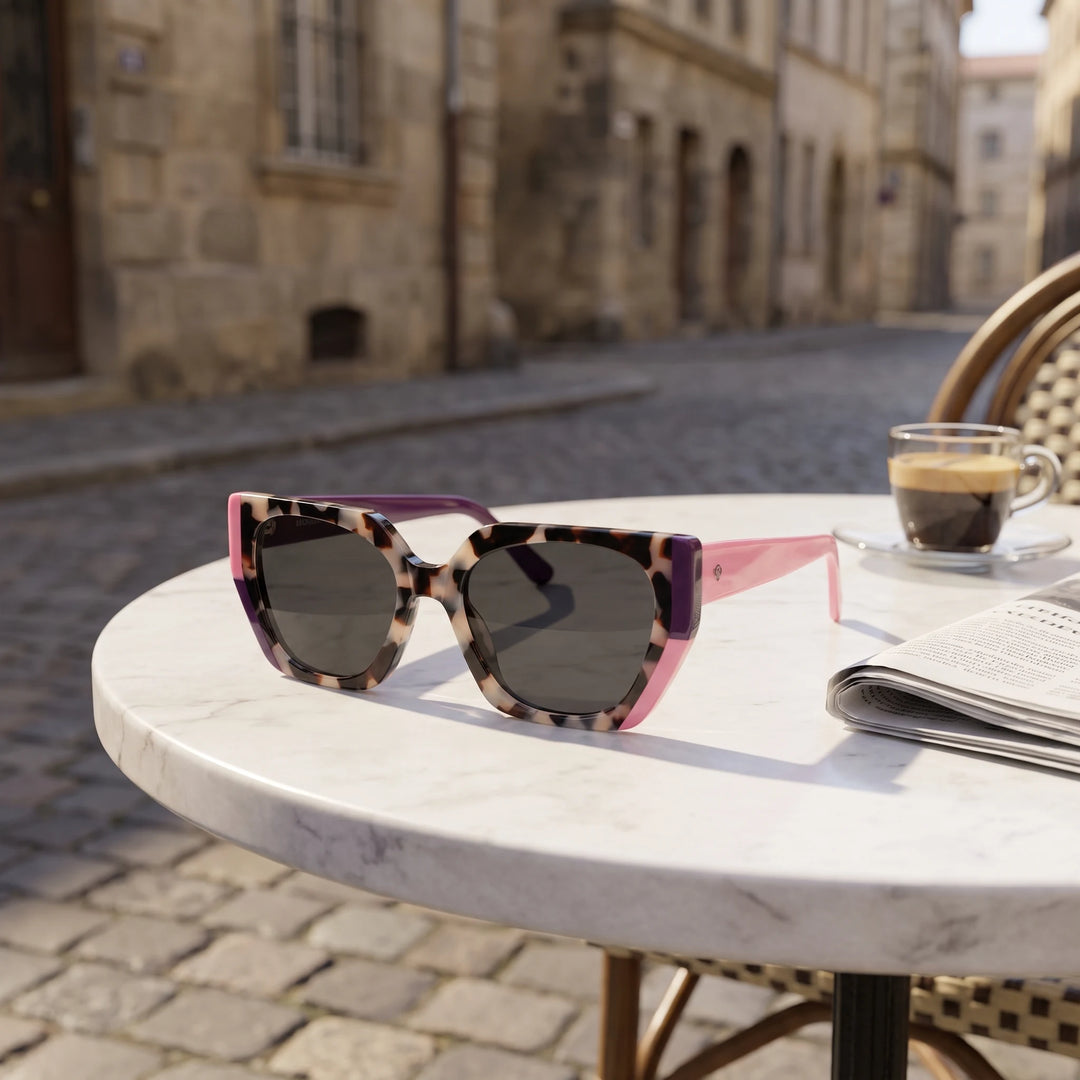 Lentes de sol Bonoboss Di Trevi Marble sobre mesa de mármol en terraza de café #editorial_grid1 #color_marble