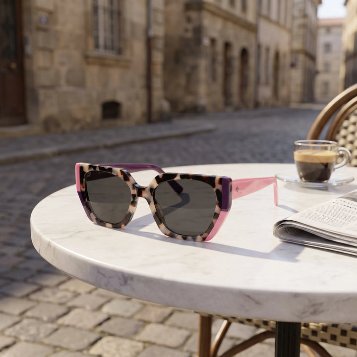 Lentes de sol Bonoboss Di Trevi Marble sobre mesa de mármol en terraza de café #editorial_grid1 #color_marble