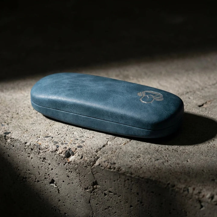 Estuche almeja para lentes azul luz lateral dramática editorial Bonoboss #color_azul