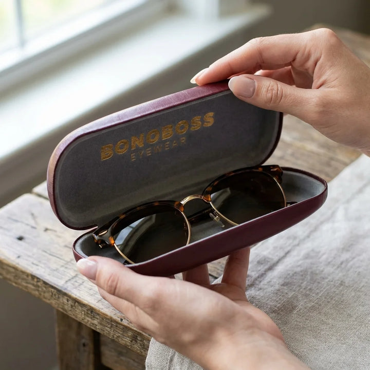 Estuche almeja para lentes burdeo manos abriendo estuche close-up Bonoboss #color_burdeo
