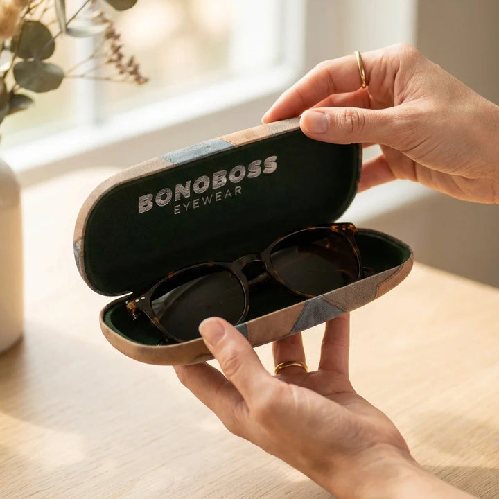 Estuche almeja para lentes cafe manos abriendo estuche close-up Bonoboss #color_cafe