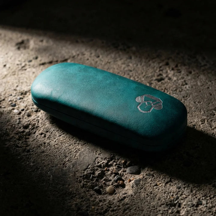 Estuche almeja para lentes calipso luz lateral dramática editorial Bonoboss #color_calipso