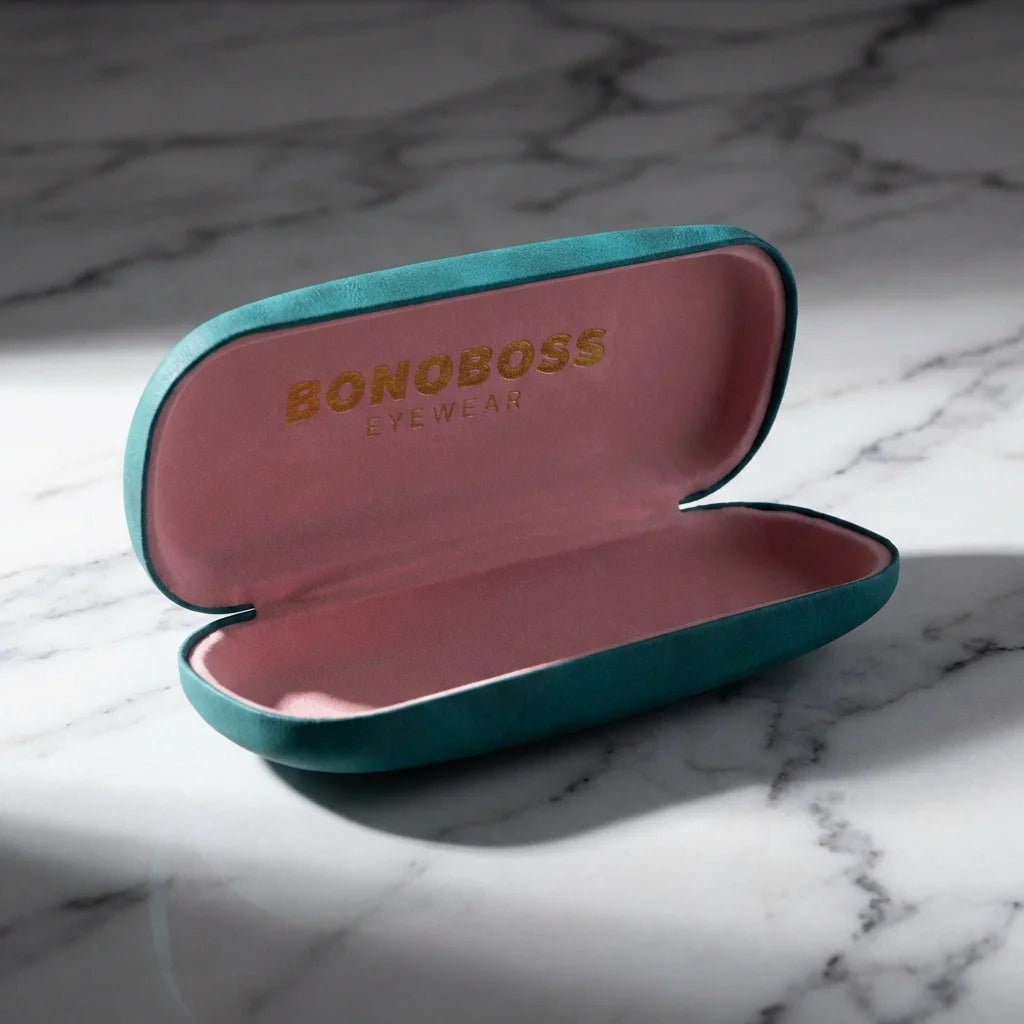 Estuche almeja para lentes calipso abierto sobre mármol Bonoboss #color_calipso