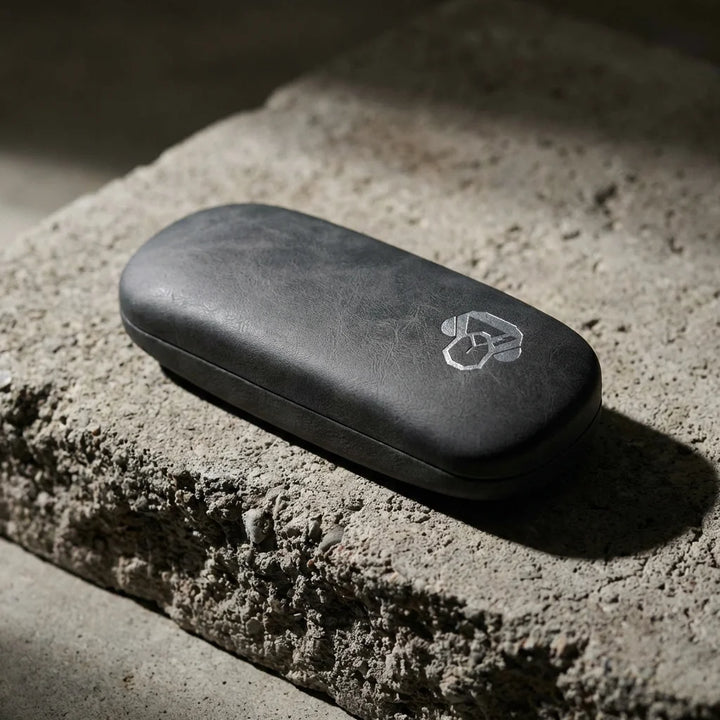 Estuche almeja para lentes negro luz lateral dramática editorial Bonoboss #color_negro