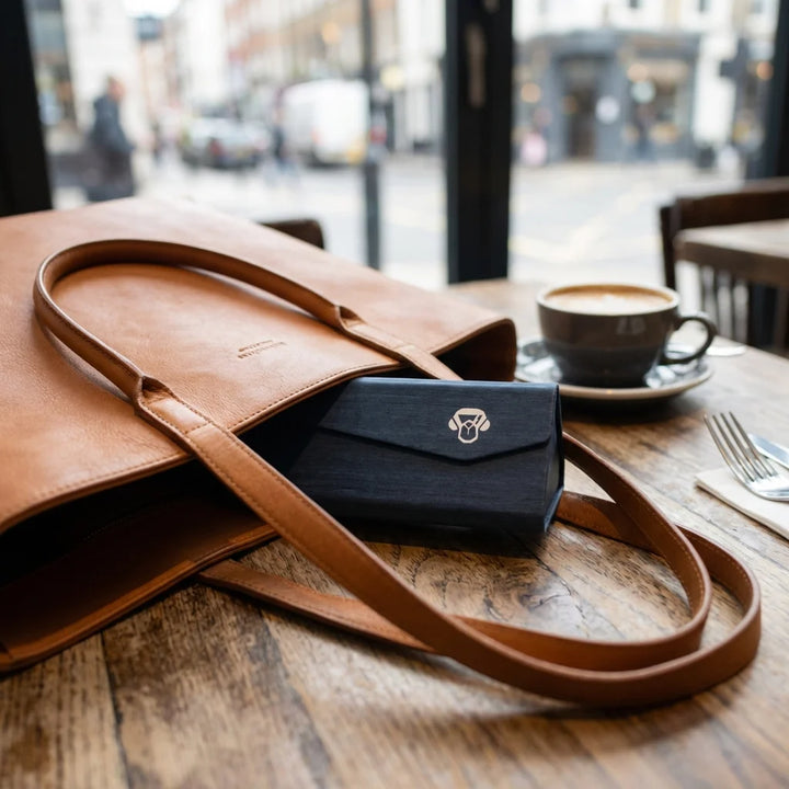 Estuche origami para lentes azul saliendo de bolso premium urbano Bonoboss #color_azul