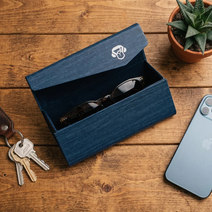 Estuche origami para lentes azul flat lay sobre madera Bonoboss #color_azul