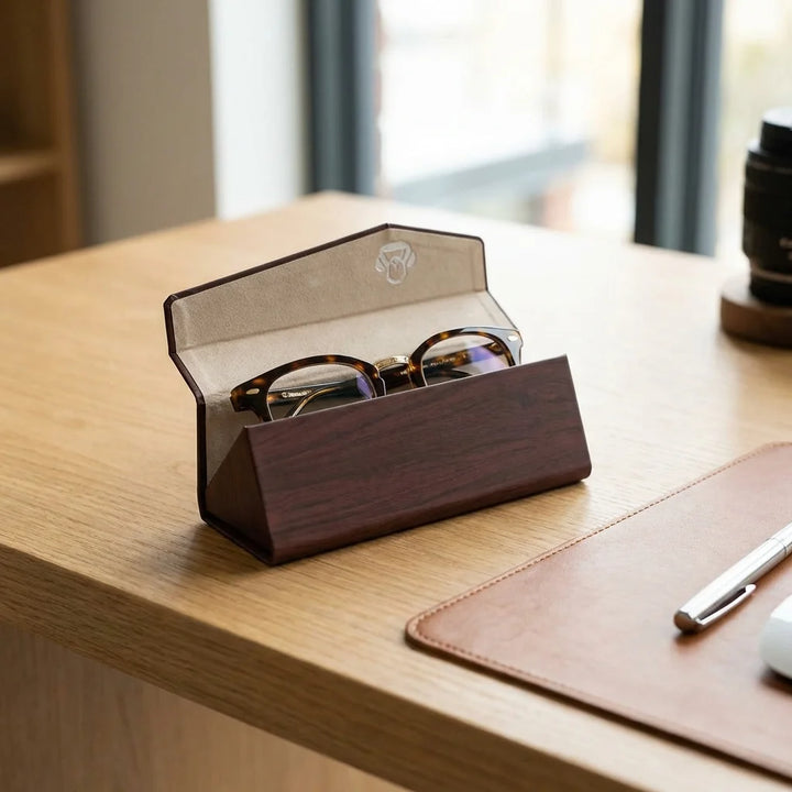 Estuche origami para lentes rojo abierto en escritorio minimalista Bonoboss #color_rojo