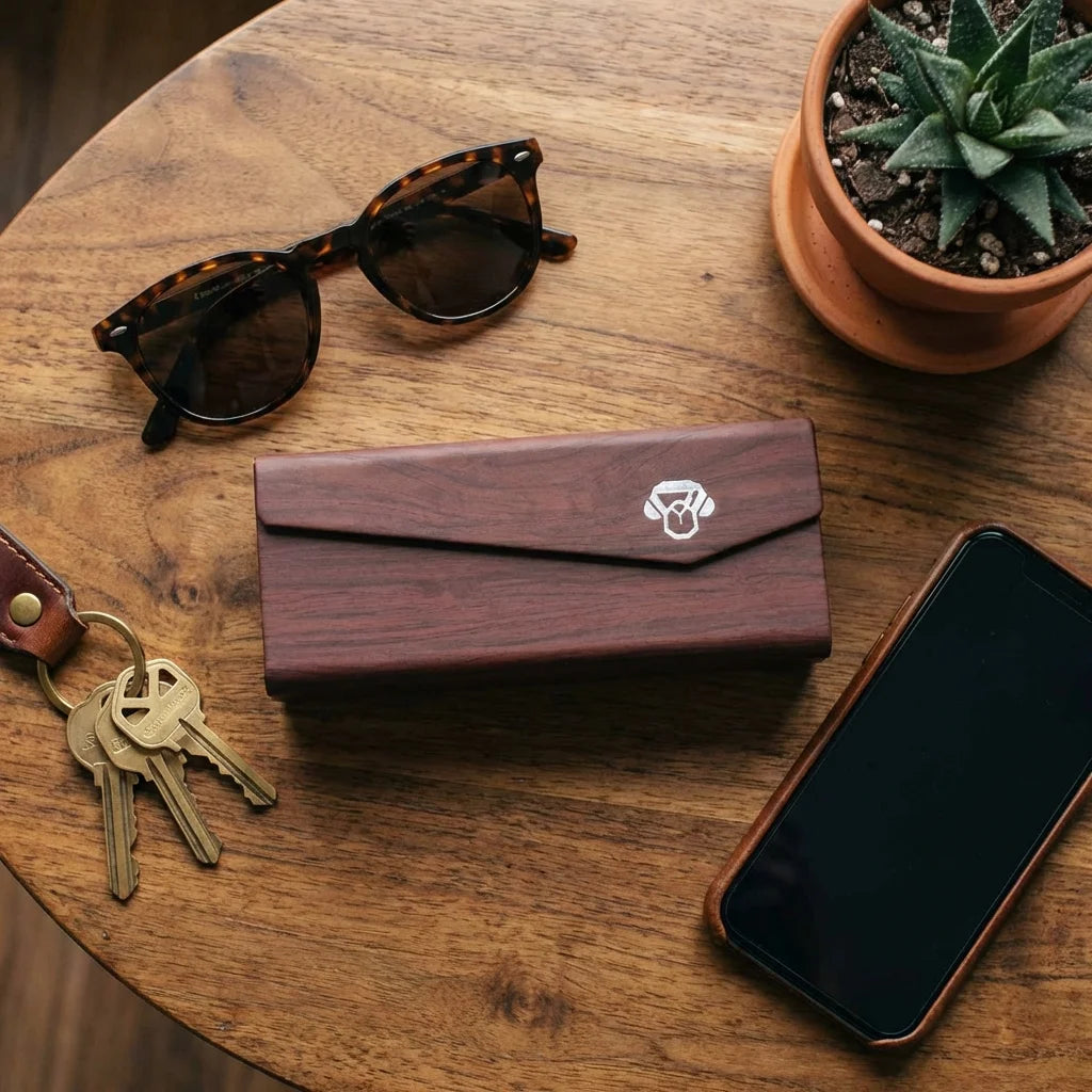 Estuche origami para lentes rojo flat lay sobre madera Bonoboss #color_rojo