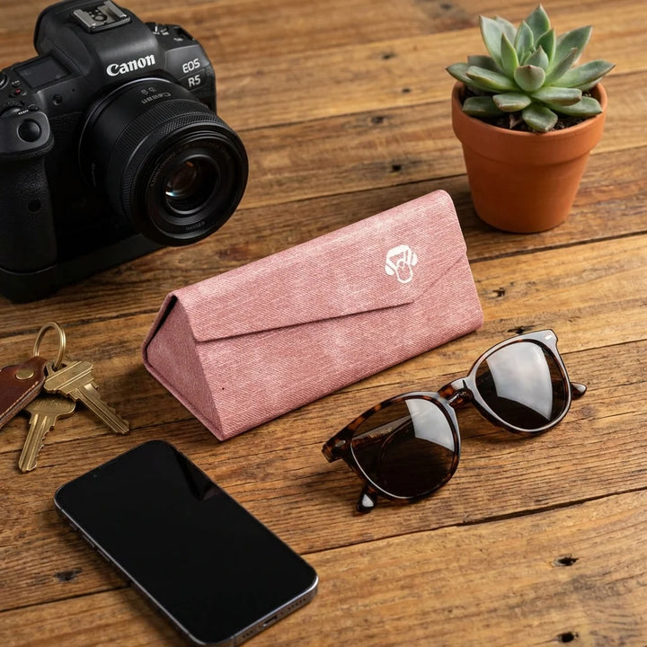 Estuche origami para lentes rosado flat lay sobre madera Bonoboss #color_rosado