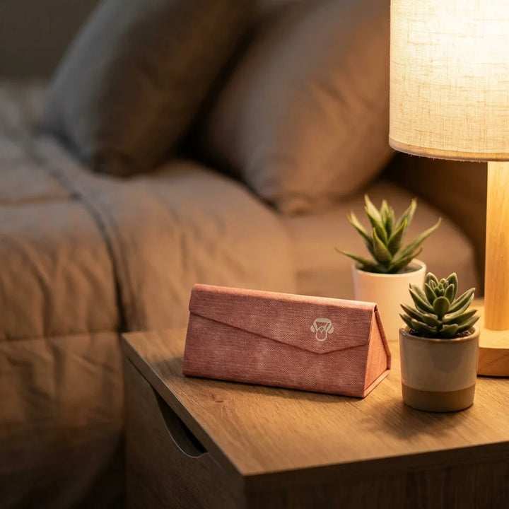 Estuche origami para lentes rosado en mesita de noche Bonoboss #color_rosado