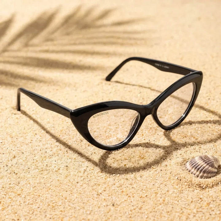 Lentes ópticos Femme Black con filtro de luz azul sobre arena dorada costa textura natural Bonoboss #color_negro