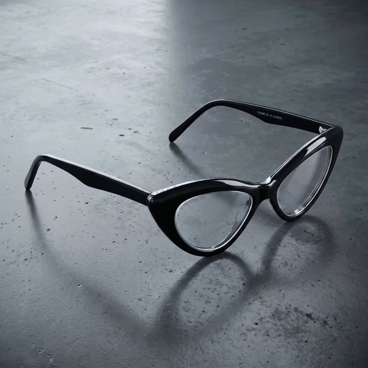 Lentes ópticos Femme Black con filtro de luz azul sobre concreto urbano textura industrial Bonoboss #color_negro
