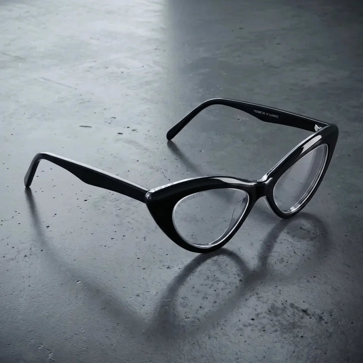 Lentes ópticos Femme Black con filtro de luz azul sobre concreto urbano textura industrial Bonoboss #color_negro