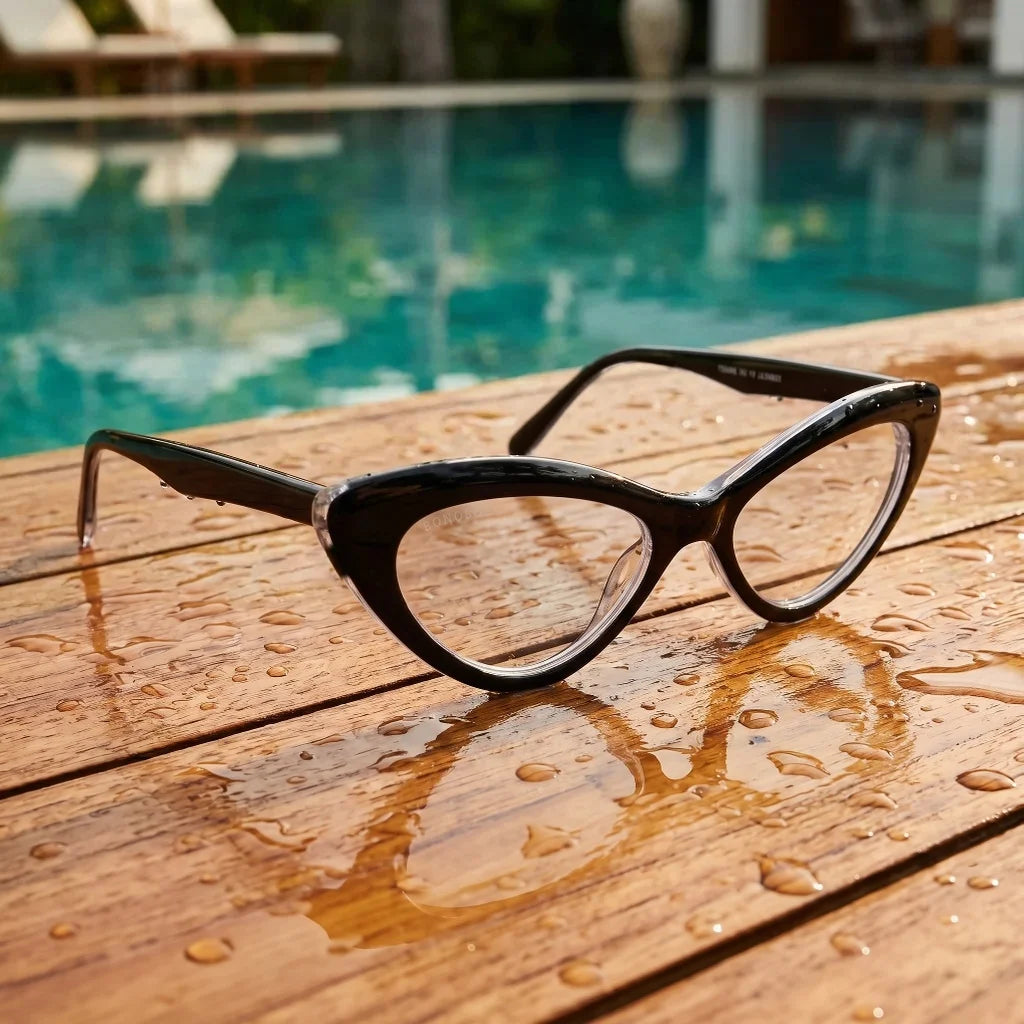Lentes ópticos Femme Black con filtro de luz azul sobre madera teca con agua fresca Bonoboss #color_negro