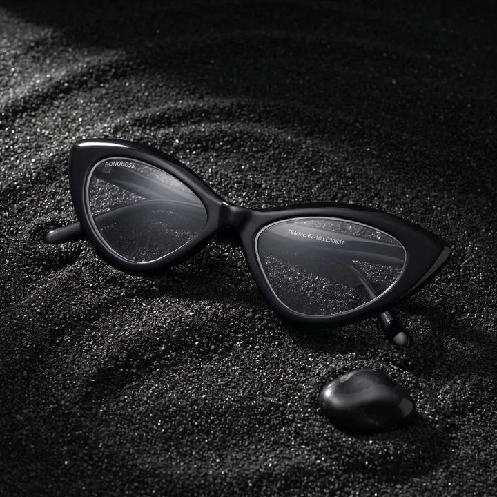 Lentes ópticos Femme Black con filtro de luz azul sobre arena negra volcanica Bonoboss #color_negro