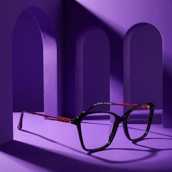Anteojos Fiore 1006 en negro – puesta en escena en un set arquitectónico violeta