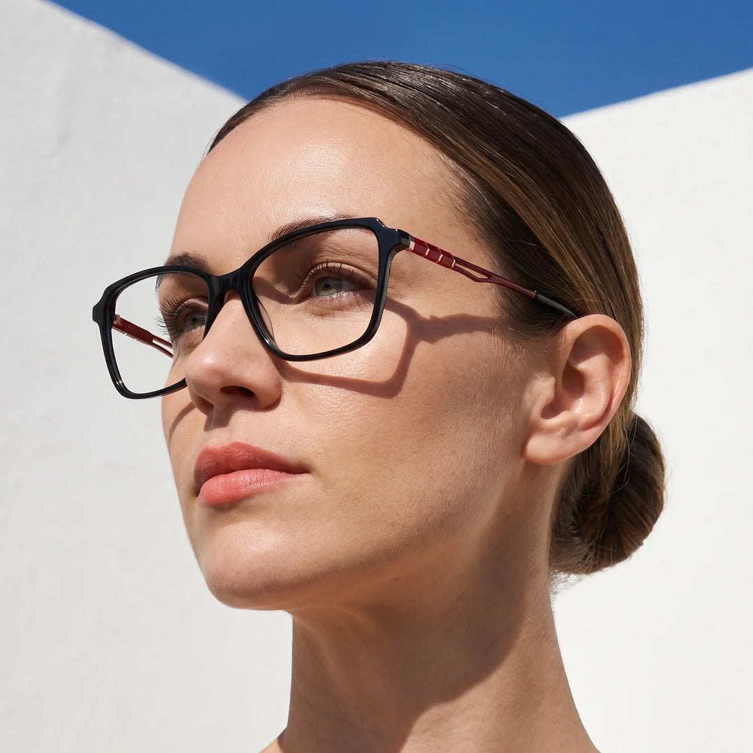 Anteojos Fiore 1006 en negro, en modelo – retrato de campaña, cal balear al sol y cielo azul profundo