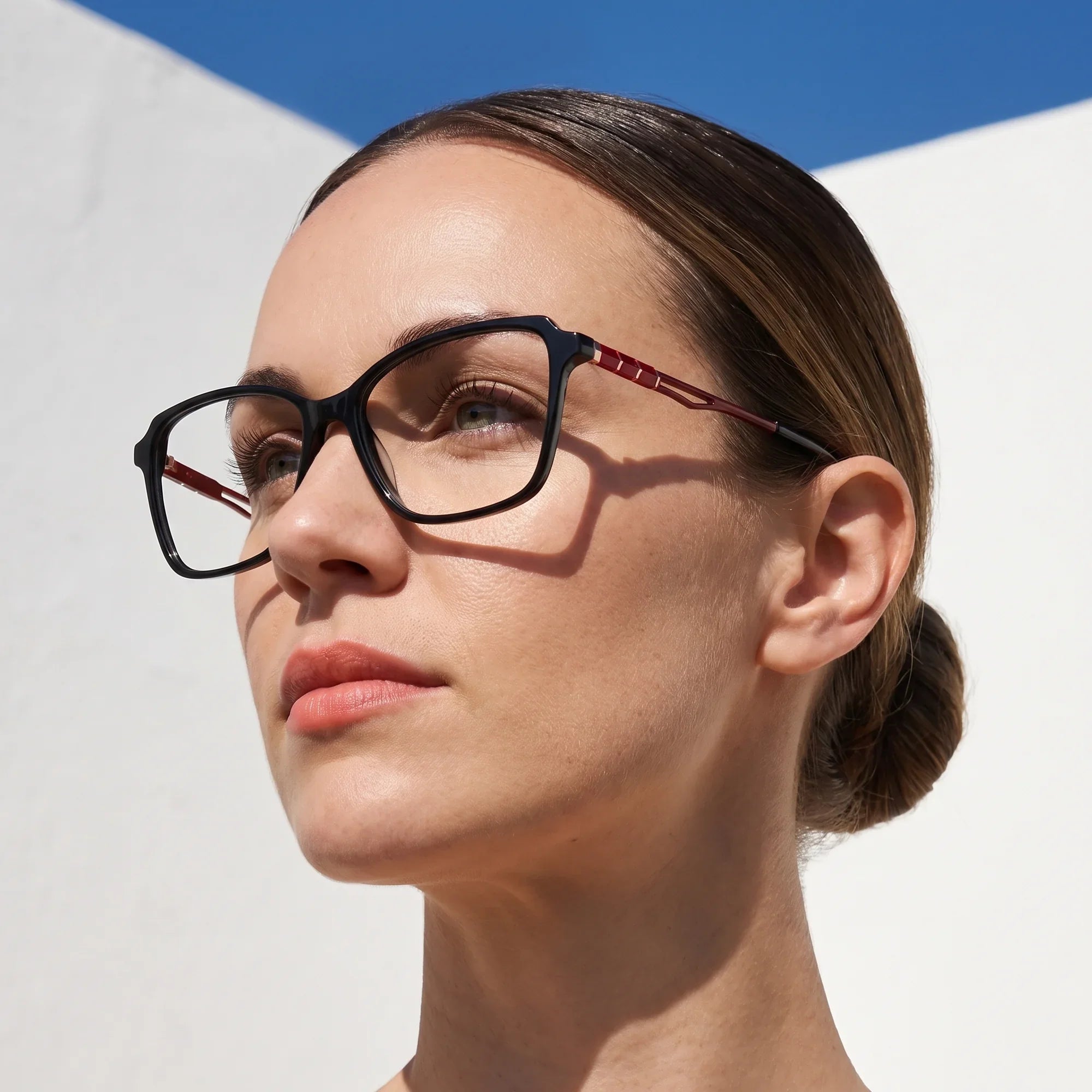 Anteojos Fiore 1006 en negro, en modelo – retrato de campaña, cal balear al sol y cielo azul profundo