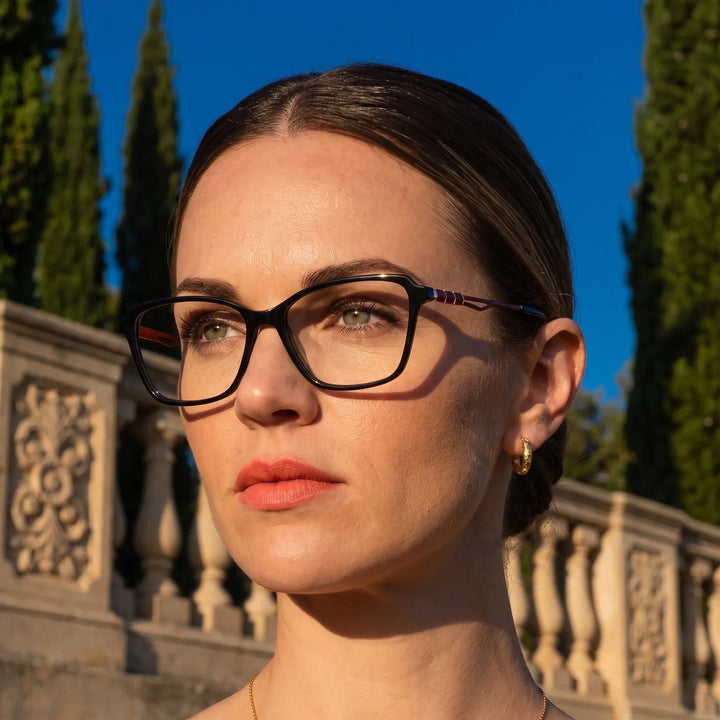 Anteojos Fiore 1006 en negro, en modelo – retrato de campaña, terraza de villa italiana a la hora dorada