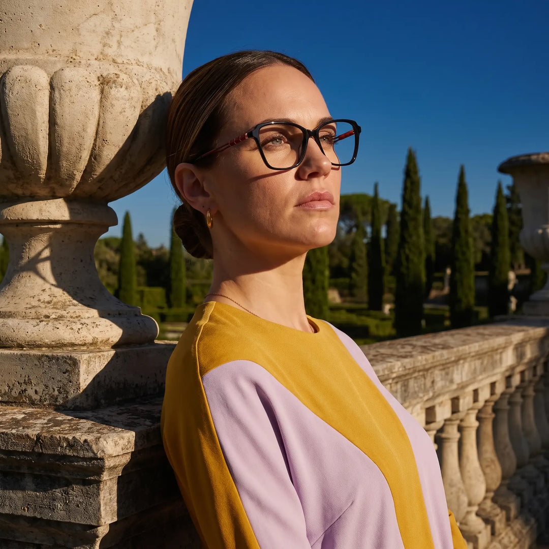Anteojos Fiore 1006 en negro, en modelo – retrato de campaña, luz de atardecer sobre un jardín de cipreses
