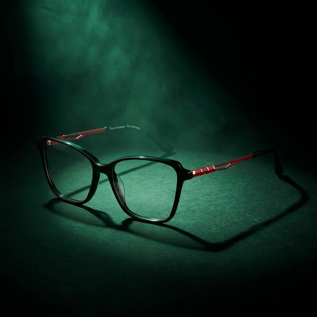 Anteojos Fiore 1006 en negro – bajo un haz de luz teatral
