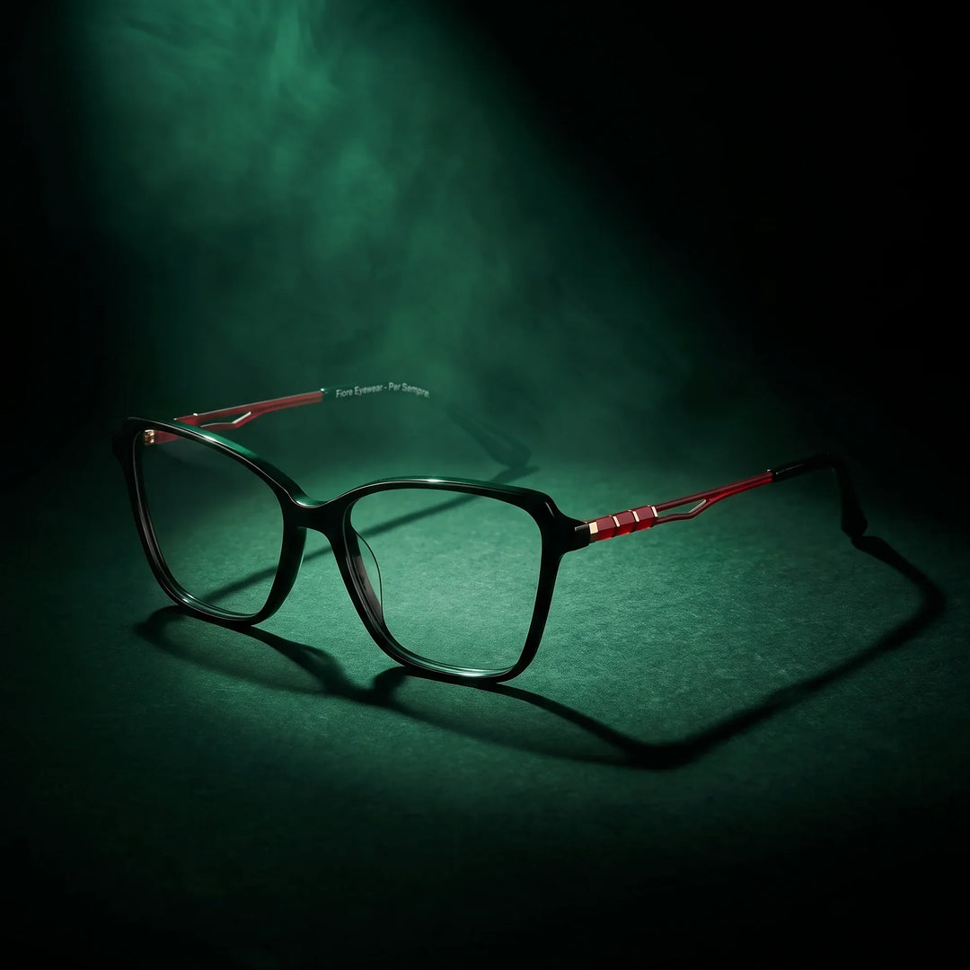Anteojos Fiore 1006 en negro – bajo un haz de luz teatral