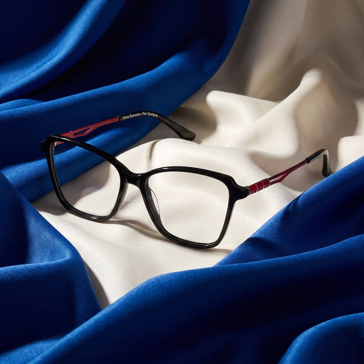 Anteojos Fiore 1006 en negro – sobre seda cobalto y marfil drapeada