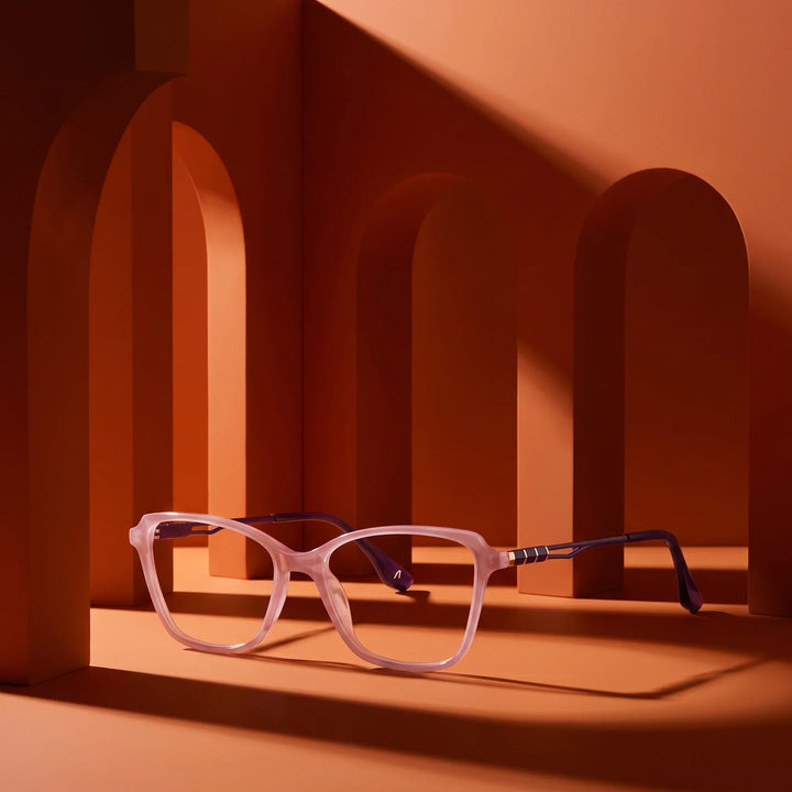 Anteojos Fiore 1006 en rosa – staged on a sculptural burnt orange architecture set