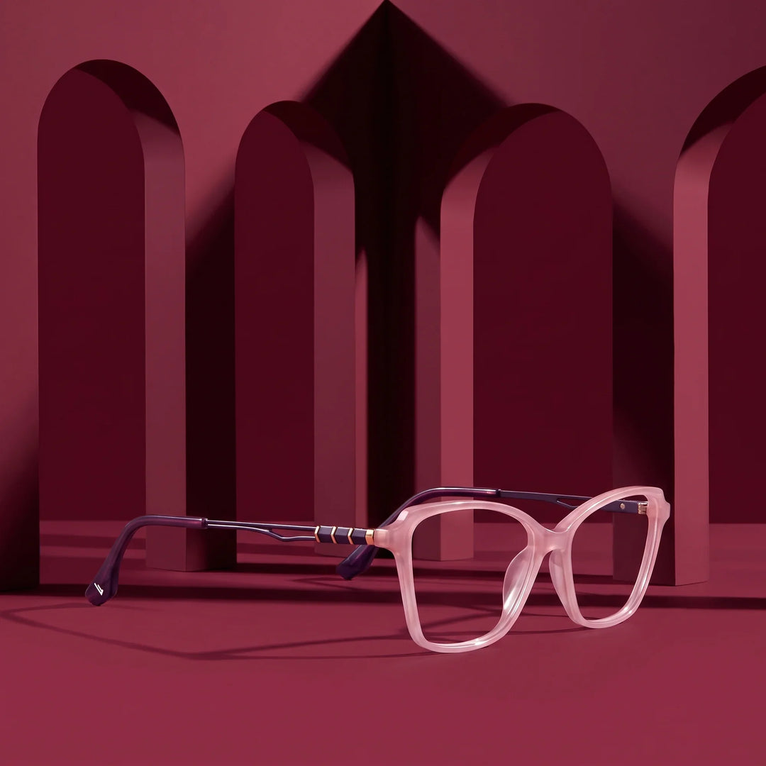 Anteojos Fiore 1006 en rosa – displayed on a burgundy podium among arches
