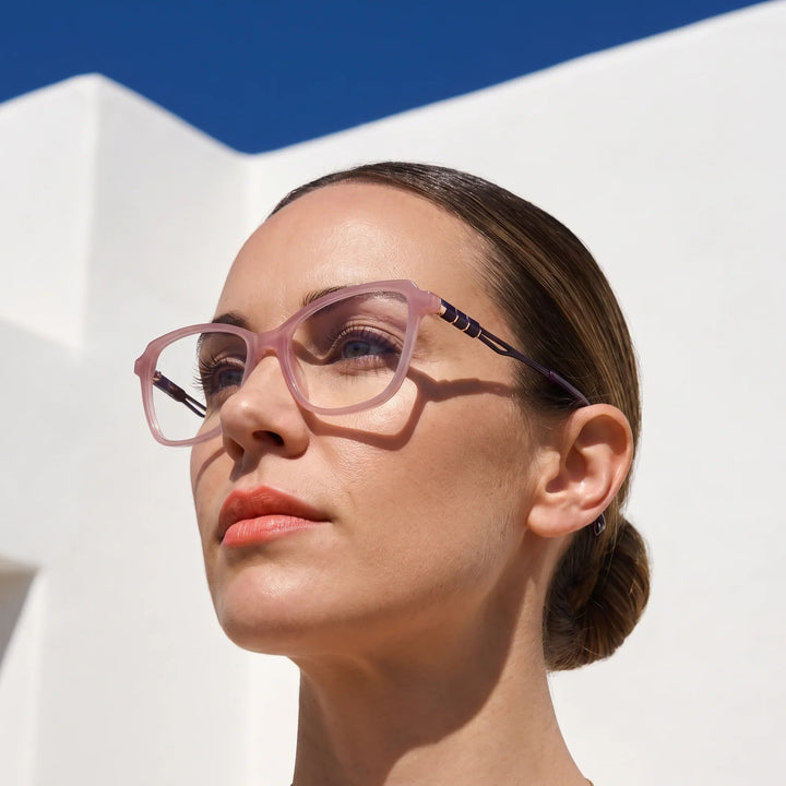 Anteojos Fiore 1006 en rosa, en modelo – retrato de campaña, cal balear al sol y cielo azul profundo