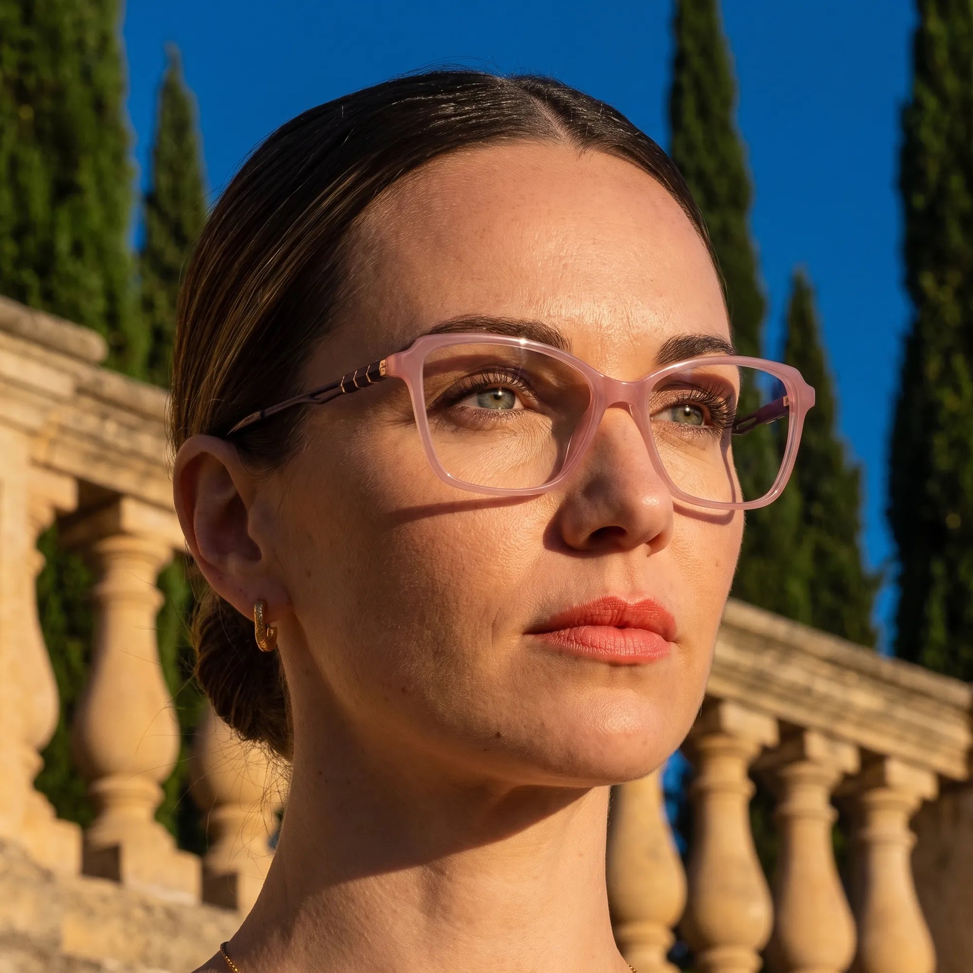 Anteojos Fiore 1006 en rosa, en modelo – retrato de campaña, terraza de villa italiana a la hora dorada