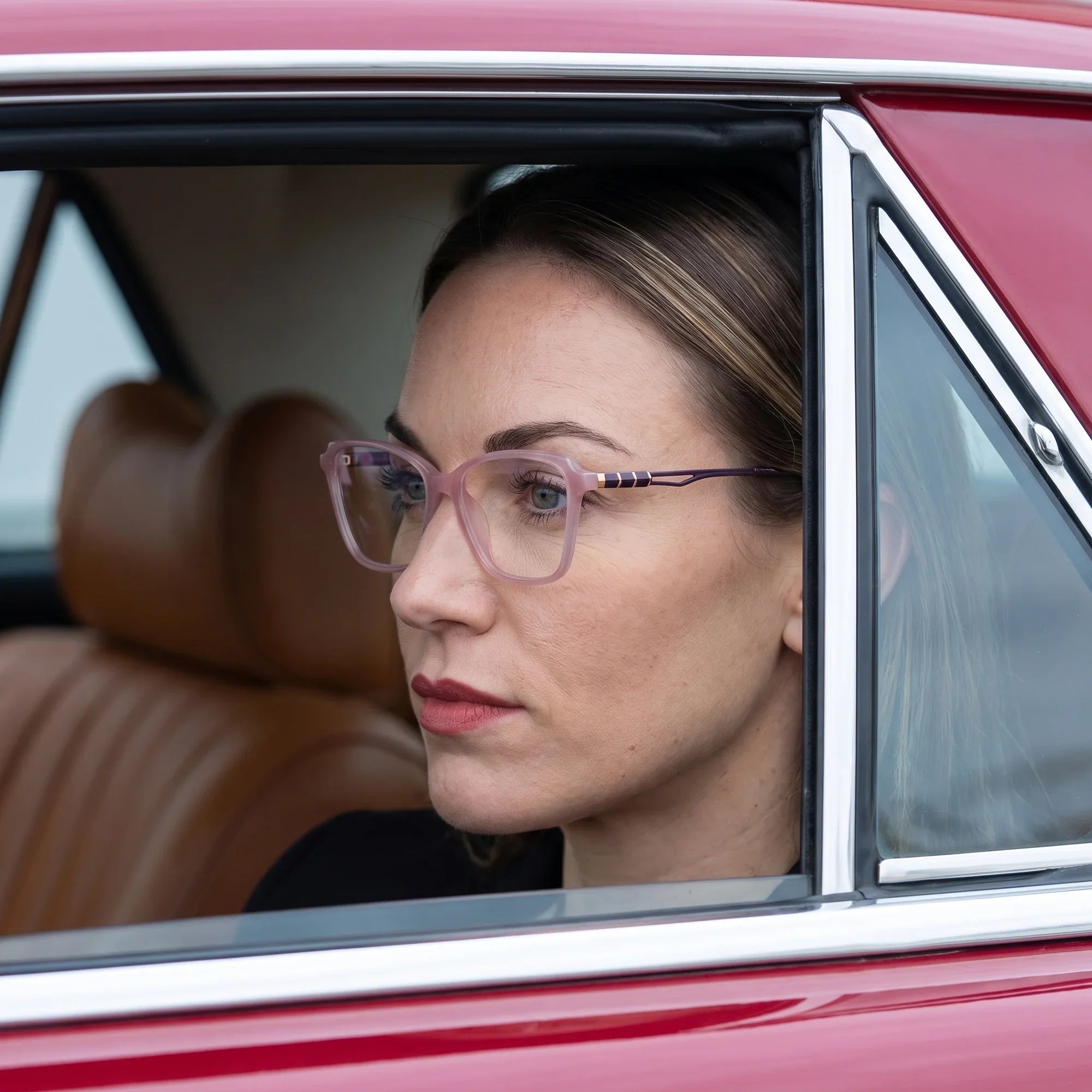 Anteojos Fiore 1006 en rosa, en modelo – retrato de campaña, mirada a través de la ventana de un auto clásico rojo