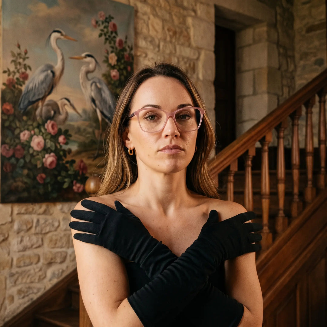 Anteojos Fiore 1006 en rosa, en modelo – retrato de campaña, interior señorial, pintura de garza y guantes de ópera