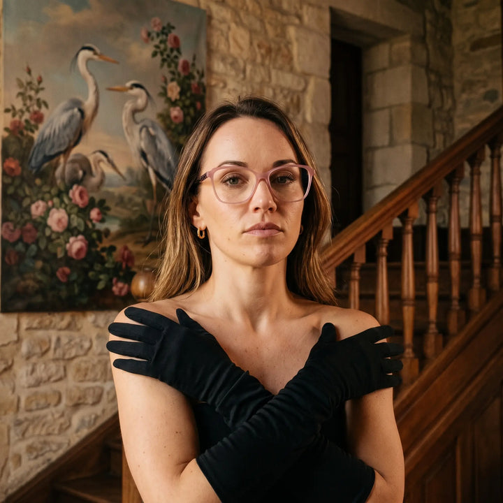 Anteojos Fiore 1006 en rosa, en modelo – retrato de campaña, interior señorial, pintura de garza y guantes de ópera