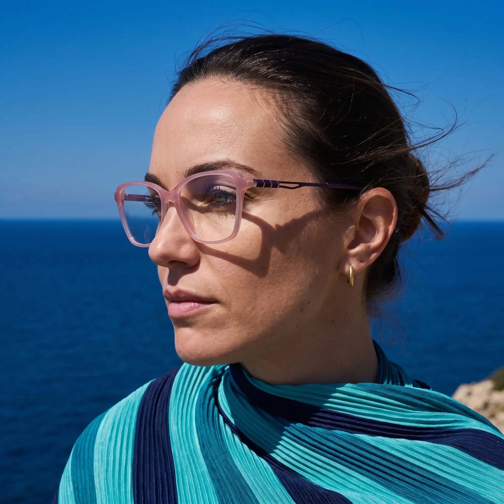 Anteojos Fiore 1006 en rosa, en modelo – retrato de campaña, retrato al viento sobre el mar azul profundo