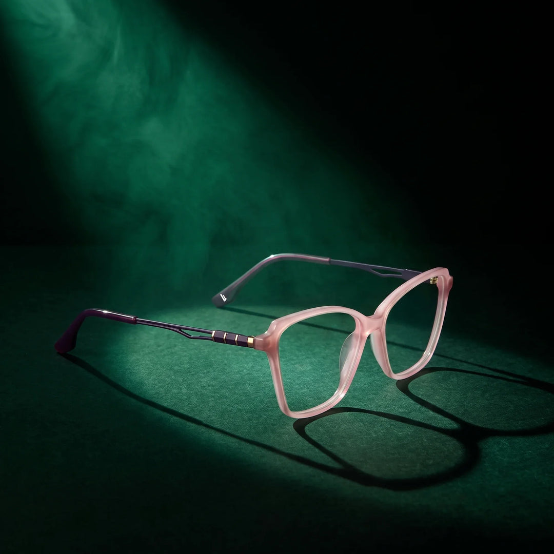 Anteojos Fiore 1006 en rosa – bajo un haz de luz teatral