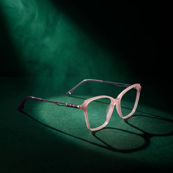 Anteojos Fiore 1006 en rosa – bajo un haz de luz teatral