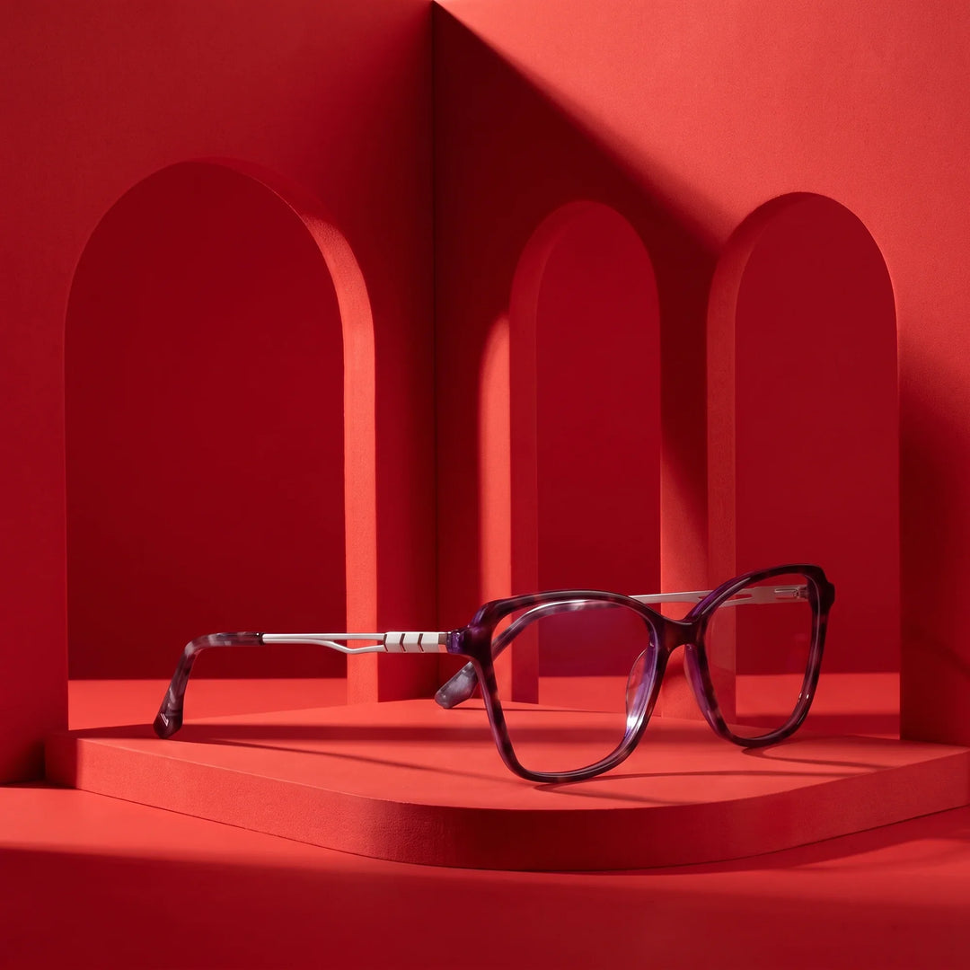 Anteojos Fiore 1006 en morado – still life among monochrome vivid red arches