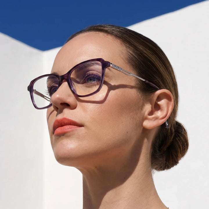 Anteojos Fiore 1006 en morado, en modelo – retrato de campaña, cal balear al sol y cielo azul profundo