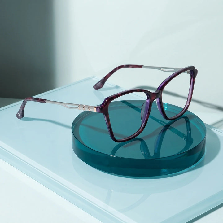 Anteojos Fiore 1006 en morado – sobre un disco acrílico cobalto con luz suave