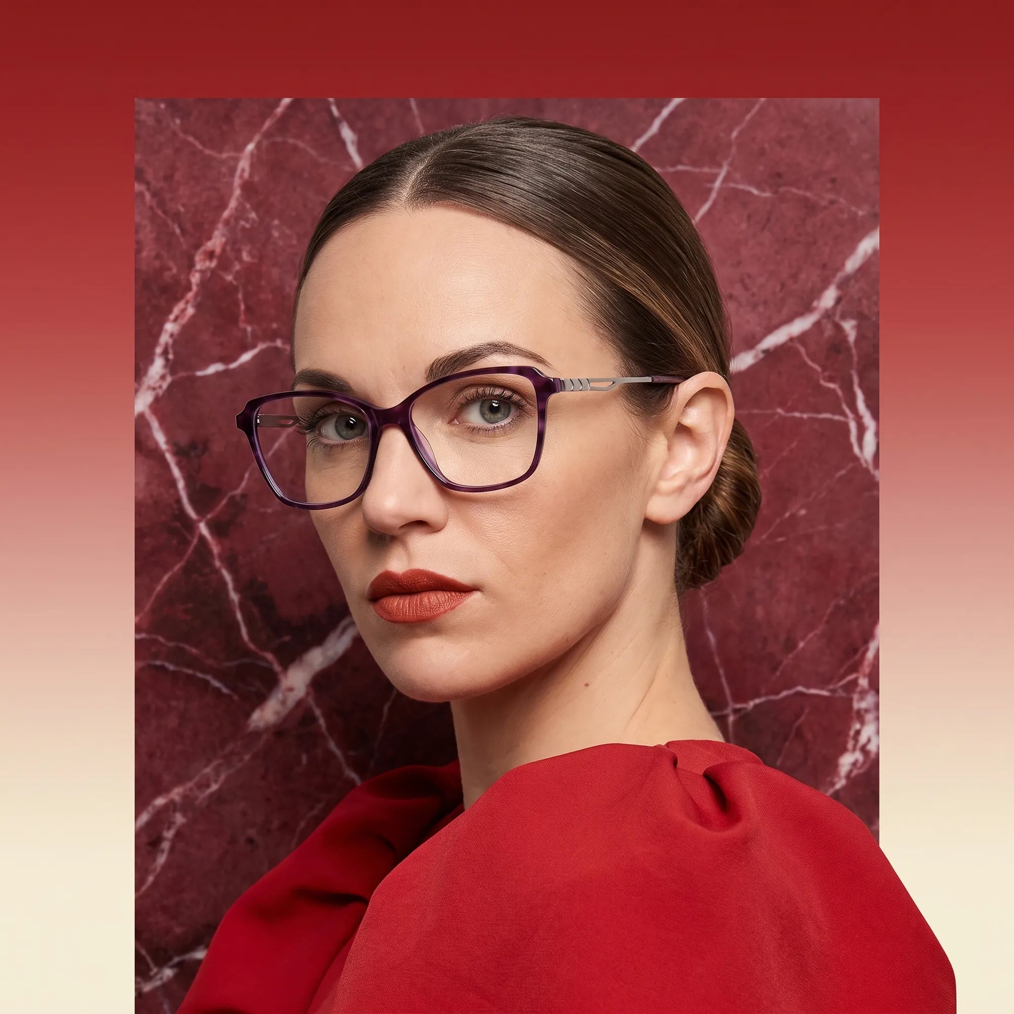 Anteojos Fiore 1006 en morado, en modelo – retrato de campaña, fondo de mármol rojo y vestido escarlata drapeado