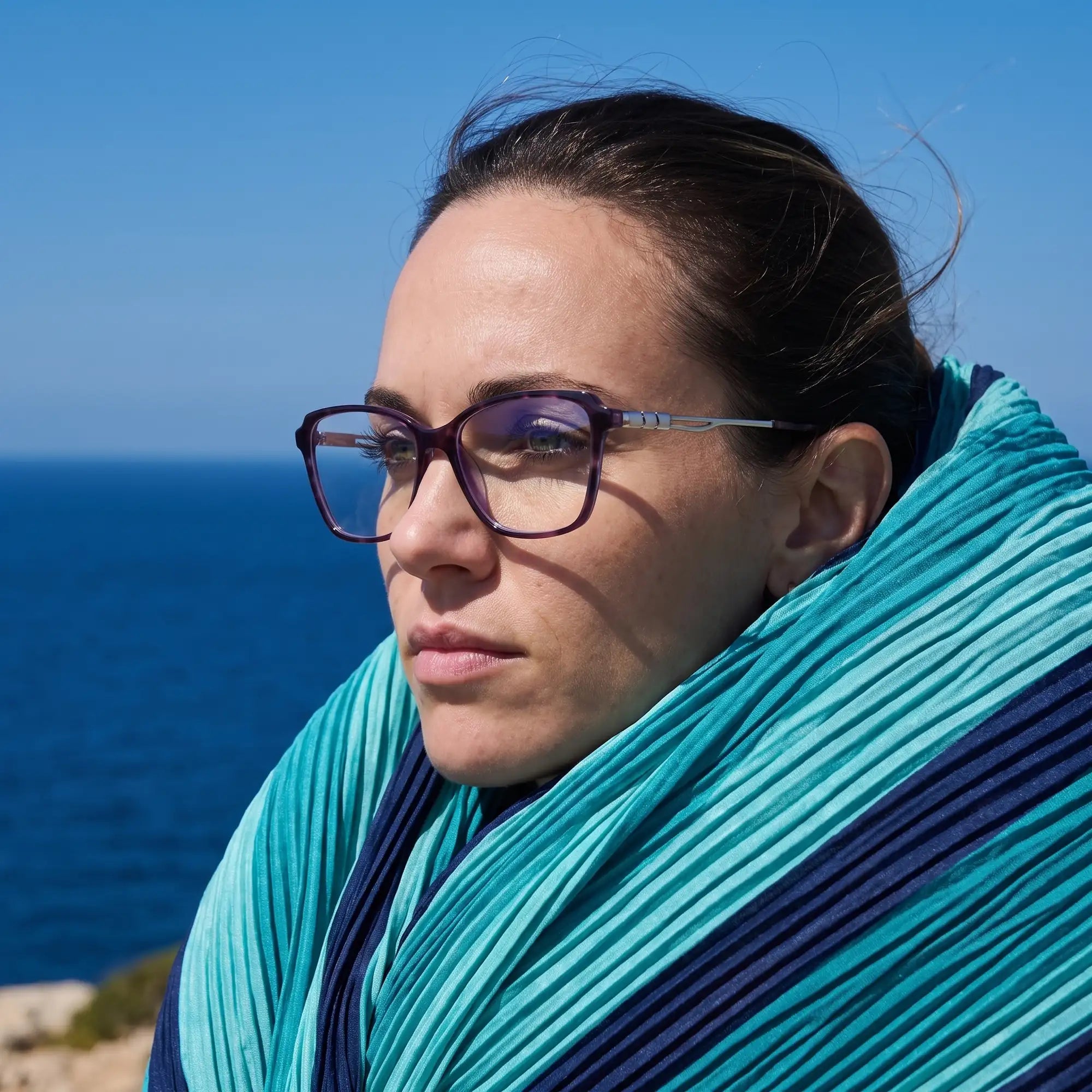 Anteojos Fiore 1006 en morado, en modelo – retrato de campaña, retrato al viento sobre el mar azul profundo