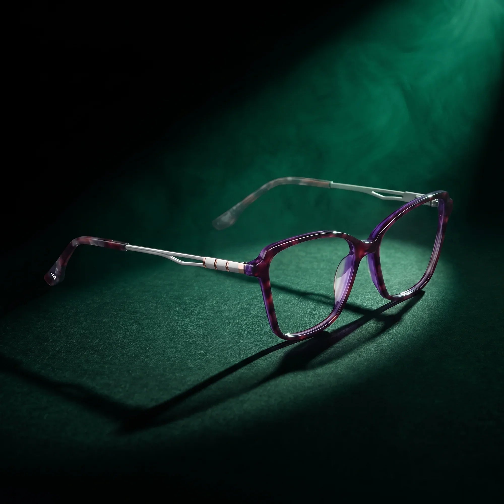 Anteojos Fiore 1006 en morado – bajo un haz de luz teatral